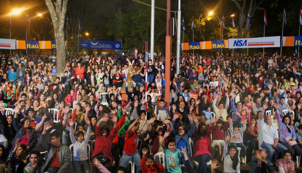 Thousands of people filling the Villarrica plaza at Teletón closure night, hands raised