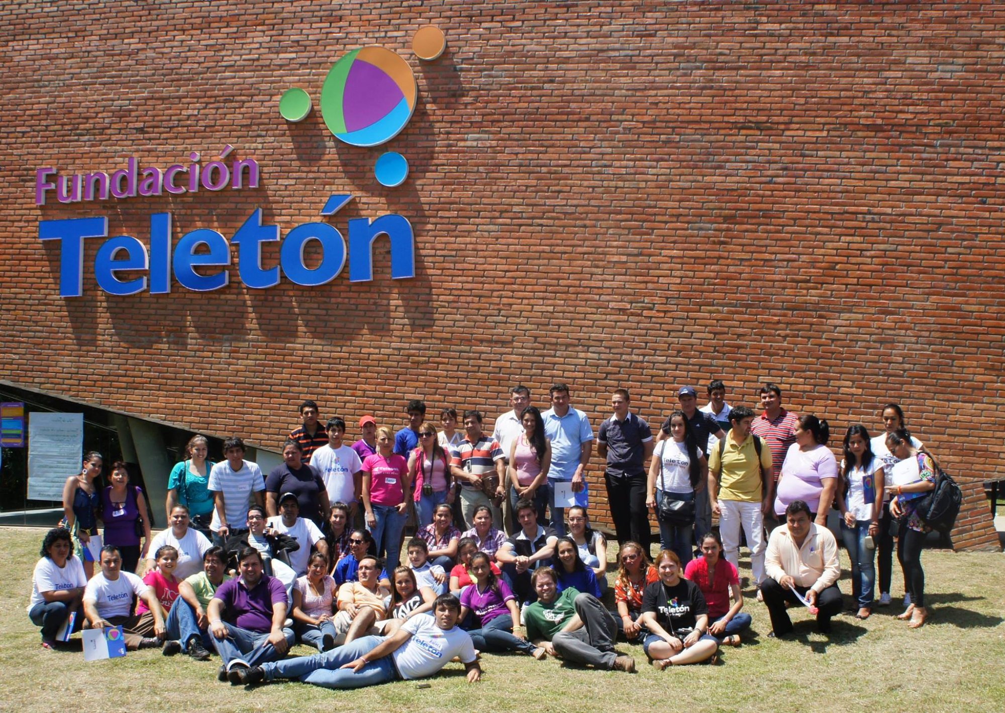 Full volunteer team at Fundación Teletón headquarters